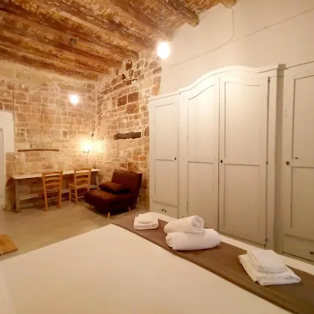 Santa Manna, Vecchia Apartmán *